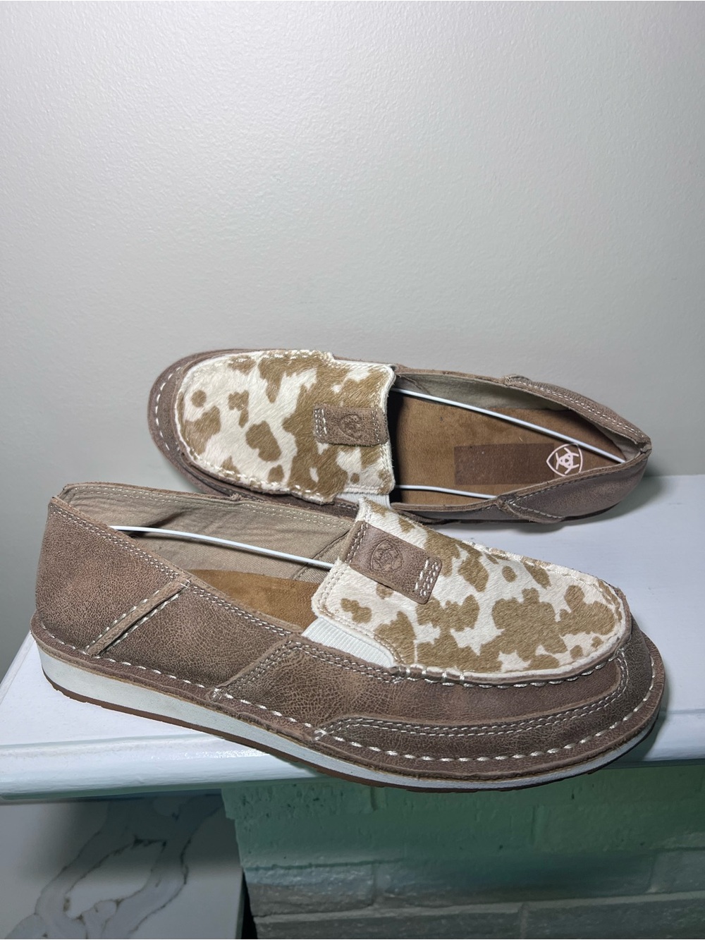 Ariat Women’s Cruiser Cow Print Hair-On Shoes Adobe NWOT Size 9B moccasin - Picture 3 of 9
